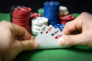 Игроки в покер часто играют в игры в нелегальных клубах или дома